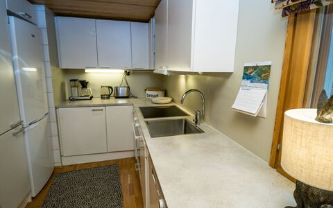 Villa Kajo: Keuken, Countertop, Toestel Van De Keuken, Flooring, Gootsteen, Major Appliance, Interieur Ontwerp, Cabinetry, Meubilair, Hout