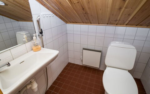 Villa Kajo: Badkamer, Loodgieterswerkinrichting, Wastafel In De Badkamer, Flooring, Wastafel, Verdieping, Wc Bril, Toilet, Hout, Kraan