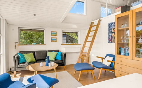 Veetrikki - 350M from the Sea: Meubilair, Interieur Ontwerp, Flooring, Verdieping, Hout, Plafond, Houten Vloer, Kamer, Bankstel, Woonkamer