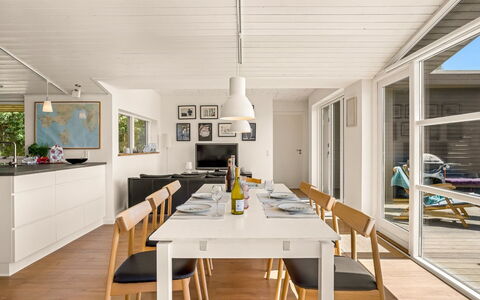 Veetrikki - 350M from the Sea: Meubilair, Flooring, Interieur Ontwerp, Verdieping, Hout, Houten Vloer, Plafond, Keuken En Eettafel, Eetkamer, Tafel