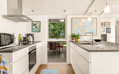 Veetrikki - 350M from the Sea: Keuken, Toestel Van De Keuken, Countertop, Flooring, Interieur Ontwerp, Meubilair, Major Appliance, Cabinetry, Hout, Verdieping