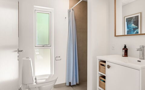 Veetrikki - 350M from the Sea: Interieur Ontwerp, Flooring, Verdieping, Loodgieterswerkinrichting, Muur, Badkamer, Toilet, Wastafel In De Badkamer, Wastafel, Badkamerkast
