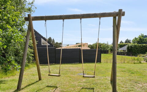 Veetrikki - 350M from the Sea: Schommel, Hout, Speeltoestel, Land Lot, Plain, Speelplaats, Schaduw, Park, Tuin, Gazon