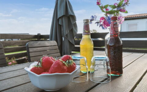 Veli - 300M from the Sea: Hout, Huis, Veranda, Dek, Hardwood, Dak, Beits, Houten Vloer, Eco Hotel