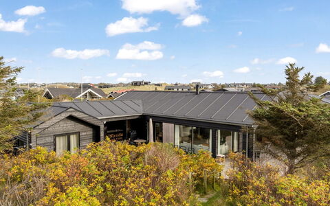 Thorfin - 300M from the Sea: Meubilair, Interieur Ontwerp, Appartement, Flooring, Verdieping, Tafel, Stoel, Kamer, Huis, Keuken En Eettafel