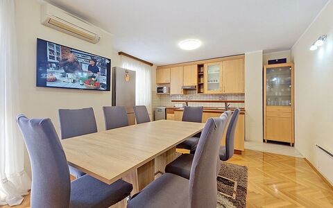 Lille: Buitenmeubels, Struik, Huis, Buitentafel, Meubilair, Huis, Tuin, Gazon, Backyard, Landgoed