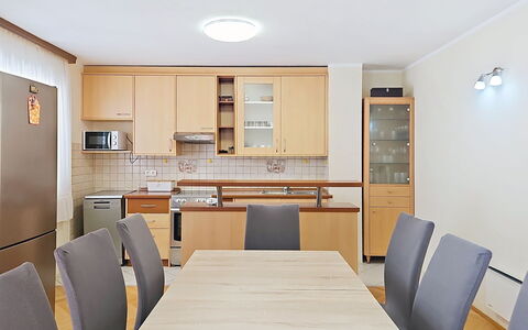 Lille: Buitenmeubels, Struik, Huis, Buitentafel, Meubilair, Huis, Tuin, Gazon, Backyard, Landgoed