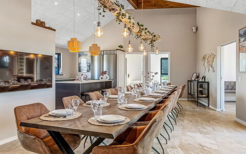 Sönke - 4Km from the Sea: Meubilair, Interieur Ontwerp, Flooring, Hout, Plafond, Lichte Inrichting, Keuken En Eettafel, Tafel, Eetkamer, Kroonluchter