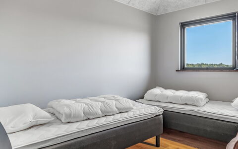 Sönke - 4Km from the Sea: Slaapkamer, Bed, Laken, Bedding, Verdieping, Plafond, Flooring, Bed Frame, Interieur Ontwerp, Linens