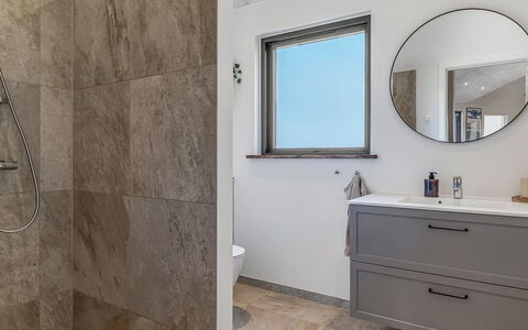 Sönke - 4Km from the Sea: Flooring, Loodgieterswerkinrichting, Muur, Verdieping, Badkamer, Interieur Ontwerp, Badkamerkast, Wastafel In De Badkamer, Kraan, Loodgieter