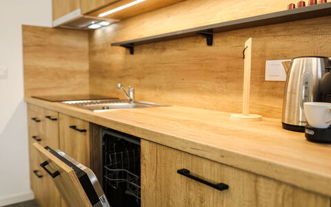 Bozi Dar 300: Hout, Flooring, Interieur Ontwerp, Countertop, Meubilair, Cabinetry, Beits, Verdieping, Keuken, Hardwood