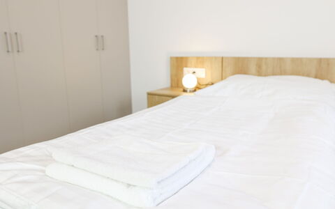 Bozi Dar 300: Bed, Meubilair, Slaapkamer, Flooring, Verdieping, Bedding, Laken, Hout, Interieur Ontwerp, Linens