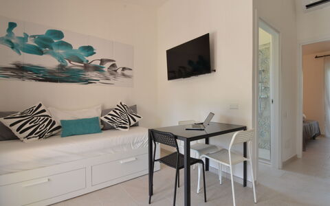 Costa Rei 510: Fabriek, Meubilair, Tafel, Gebouw, Lucht, Stoel, Wolk, Schaduw, Venster, Hout