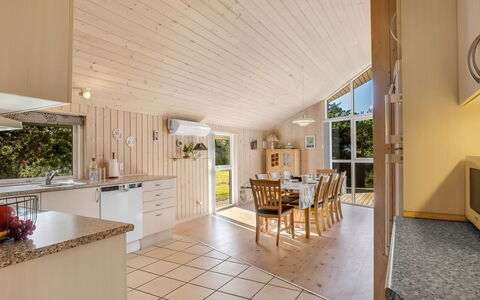 Skrollan - 200M to the Fjord: Interieur Ontwerp, Flooring, Plafond, Hout, Verdieping, Meubilair, Kamer, Houten Vloer, Keuken, Huis