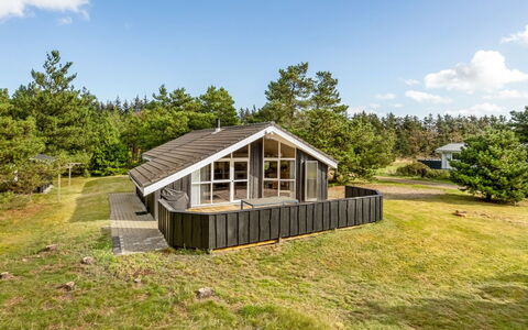 Skrollan - 200M to the Fjord: Dak, Huis, Huis, Verblijf, Deur, Siding, Dek, Veranda, Plank, Hardwood