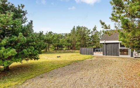 Skrollan - 200M to the Fjord: Dak, Huis, Huis, Verblijf, Deur, Siding, Dek, Veranda, Plank, Hardwood