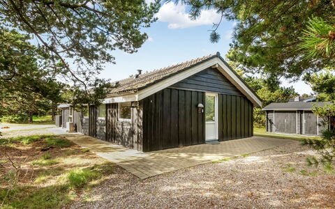Skrollan - 200M to the Fjord: Dak, Huis, Huis, Verblijf, Deur, Siding, Dek, Veranda, Plank, Hardwood