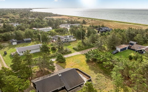 Skrollan - 200M to the Fjord: Dak, Huis, Huis, Verblijf, Deur, Siding, Dek, Veranda, Plank, Hardwood
