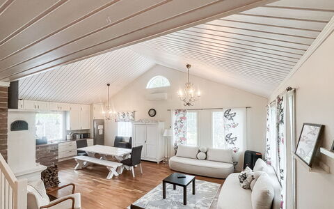 Tyttelsson: Interieur Ontwerp, Meubilair, Plafond, Hout, Flooring, Bankstel, Verdieping, Woonkamer, Lichte Inrichting, Huis