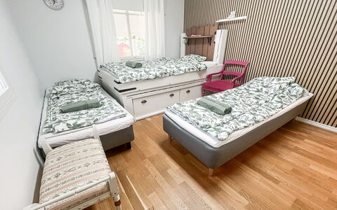 Tyttelsson: Slaapkamer, Bed, Meubilair, Interieur Ontwerp, Verdieping, Laken, Flooring, Bedding, Linens, Textiel