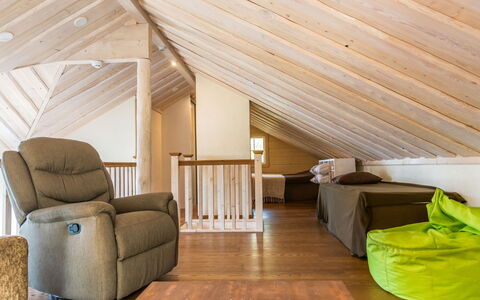 Nuottarinne: Meubilair, Interieur Ontwerp, Flooring, Verdieping, Tafel, Plafond, Keuken En Eettafel, Verlichting, Stoel, Huis