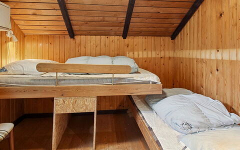 Amila - 30Km from the Sea: Hout, Slaapkamer, Bed, Verdieping, Flooring, Meubilair, Plafond, Interieur Ontwerp, Laken, Hardwood
