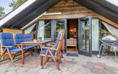 Amila - 30Km from the Sea: Hout, Verblijf, Huis, Dak, Siding, Deur, Blokhut, Hardwood, Garden Gebouwen, Schaduw