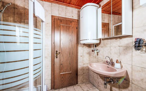 Öblarn 605: Hout, Interieur Ontwerp, Flooring, Verdieping, Kamer, Loodgieterswerkinrichting, Badkamer, Loodgieter, Wastafel In De Badkamer, Kraan