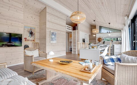 Aruna - 550M from the Sea: Dak, Huis, Huis, Verblijf, Deur, Siding, Dek, Veranda, Plank, Hardwood