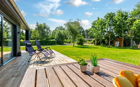 Aruna - 550M from the Sea: Dak, Huis, Huis, Verblijf, Deur, Siding, Dek, Veranda, Plank, Hardwood
