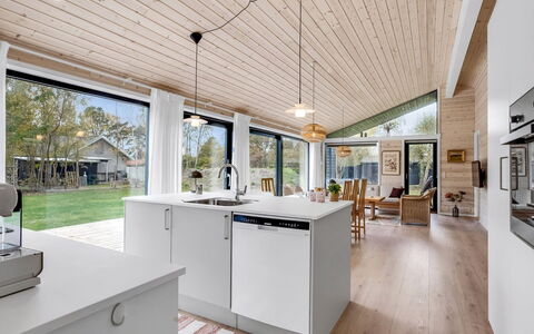 Aruna - 550M from the Sea: Hout, Huis, Verblijf, Hardwood, Siding, Garden Gebouwen, Plank, Houten Vloer, Winter, Keuken
