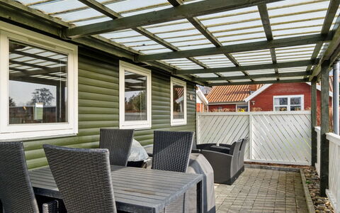Bjarni - 175M from the Sea: Hout, Huis, Veranda, Dek, Hardwood, Dak, Beits, Houten Vloer, Eco Hotel