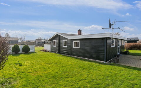 Bjarni - 175M from the Sea: Hout, Huis, Veranda, Dek, Hardwood, Dak, Beits, Houten Vloer, Eco Hotel