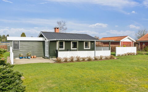 Bjarni - 175M from the Sea: Hout, Huis, Veranda, Dek, Hardwood, Dak, Beits, Houten Vloer, Eco Hotel