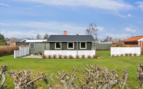 Bjarni - 175M from the Sea: Hout, Huis, Veranda, Dek, Hardwood, Dak, Beits, Houten Vloer, Eco Hotel