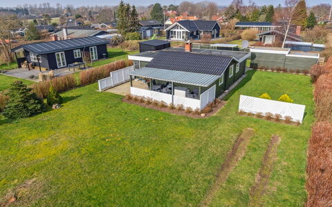 Bjarni - 175M from the Sea: Hout, Huis, Veranda, Dek, Hardwood, Dak, Beits, Houten Vloer, Eco Hotel