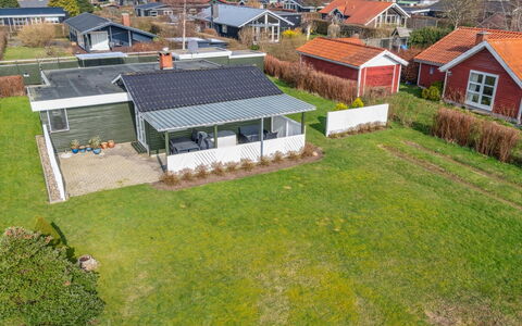 Bjarni - 175M from the Sea: Hout, Huis, Veranda, Dek, Hardwood, Dak, Beits, Houten Vloer, Eco Hotel