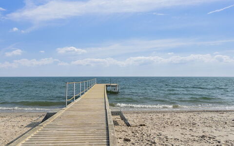 Bjarni - 175M from the Sea: Hout, Huis, Veranda, Dek, Hardwood, Dak, Beits, Houten Vloer, Eco Hotel