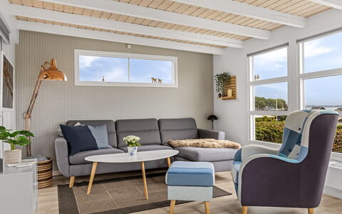 Filomena - 300M from the Sea: Meubilair, Interieur Ontwerp, Flooring, Verdieping, Hout, Bankstel, Woonkamer, Stoel, Huis, Tafel