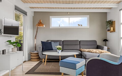 Filomena - 300M from the Sea: Meubilair, Interieur Ontwerp, Flooring, Bankstel, Muur, Verdieping, Woonkamer, Hout, Huis, Kamer