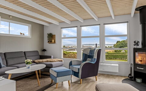 Filomena - 300M from the Sea: Meubilair, Interieur Ontwerp, Flooring, Verdieping, Hout, Plafond, Kamer, Stoel, Bankstel, Woonkamer