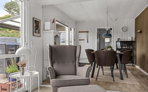 Filomena - 300M from the Sea: Meubilair, Interieur Ontwerp, Flooring, Stoel, Verdieping, Hout, Woonkamer, Tafel, Kamer, Huis