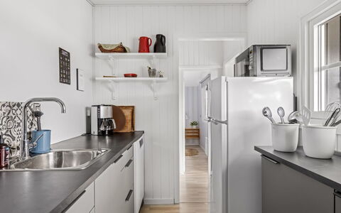 Filomena - 300M from the Sea: Keuken, Toestel Van De Keuken, Major Appliance, Countertop, Hout, Flooring, Interieur Ontwerp, Cabinetry, Koelkast, Huishoudapparatuur