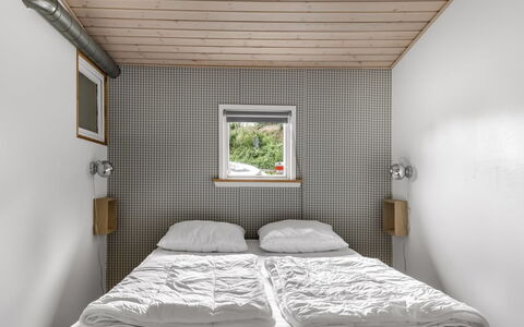 Filomena - 300M from the Sea: Muur, Hout, Slaapkamer, Interieur Ontwerp, Bed, Plafond, Laken, Verdieping, Bedding, Flooring