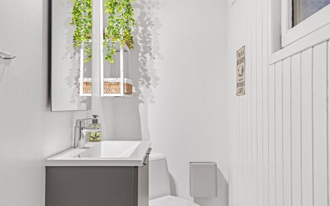 Filomena - 300M from the Sea: Loodgieterswerkinrichting, Interieur Ontwerp, Badkamer, Wastafel, Bloempot, Wastafel In De Badkamer, Kraan, Toilet, Flooring, Loodgieter