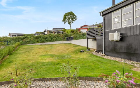 Filomena - 300M from the Sea: Architectuur, Woongebied, Huis, Land Lot, Groundcover, Tuin, Gazon, Werf, Landscaping, Landgoed