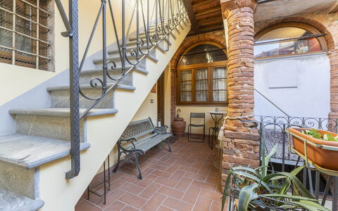 Lounge Flat Camaiore, Wifi, Versilia Coast: Eigendom, Meubilair, Venster, Gebouw, Hout, Interieur Ontwerp, Stoel, Trap, Verdieping, Bankstel