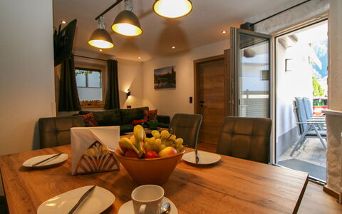 Stöckl: Tafel, Meubilair, Tableware, Eigendom, Voedsel, Gebouw, Stoel, Dishware, Kamerplant, Bord