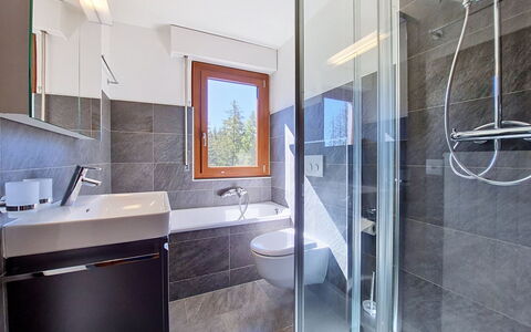 La Verdure Est N°22: Flooring, Loodgieterswerkinrichting, Interieur Ontwerp, Verdieping, Badkamer, Wastafel, Kraan, Plafond, Loodgieter, Huis