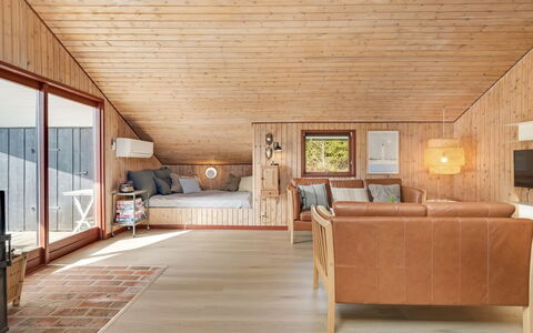 Regine - 1.1Km to the Fjord: Meubilair, Buitenmeubels, Tableware, Tafel, Drinkware, Stoel, Buitentafel, Voedsel, Fles